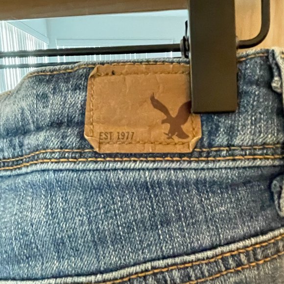 American Eagle Distressed Medium Wash Skinny Jeans - Picture 6 of 6